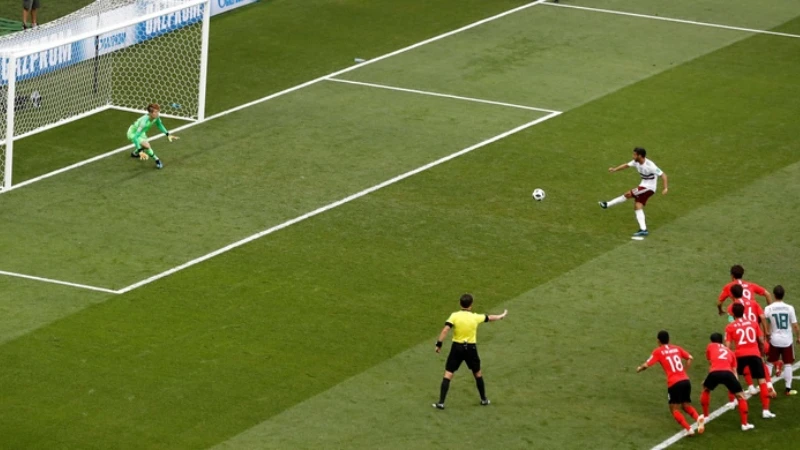 Sút xoáy vòng cung qua hàng rào (Kỹ thuật "curved free-kick")